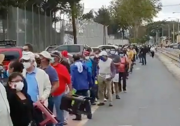 Largas colas con personas de la tercera edad esperan ser vacunados  largas-colas-con-personas-de-la-tercera-edad-esperan-ser-vacunados-112329-112333.jpg