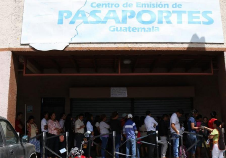  Largas colas se reportan en zona 4 para la emisión del pasaporte  largas-colas-se-reportan-en-zona-4-para-la-emision-del-pasaporte-164631-164655.png