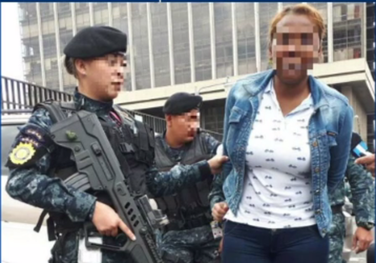 Las fuerzas de seguridad concretaron la extradición de una ecuatoriana a EEUU las-fuerzas-de-seguridad-concretaron-la-extradicion-de-una-ecuatoriana-a-eeuu-173157-173310.png