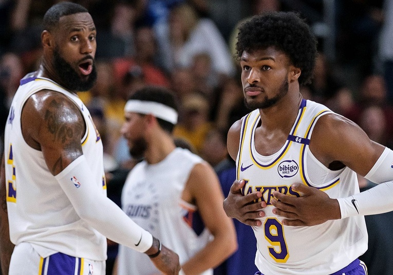 LeBron y Bronny James, padre e hijo hacen historia en la NBA lebron-y-bronny-james-padre-e-hijo-hacen-historia-en-la-nba-173023-173050.jpg