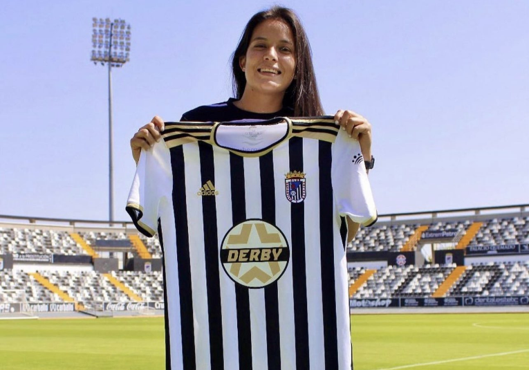 Legionaria Maria Amanda Monterroso es presentada en su nuevo Club CD Badajoz