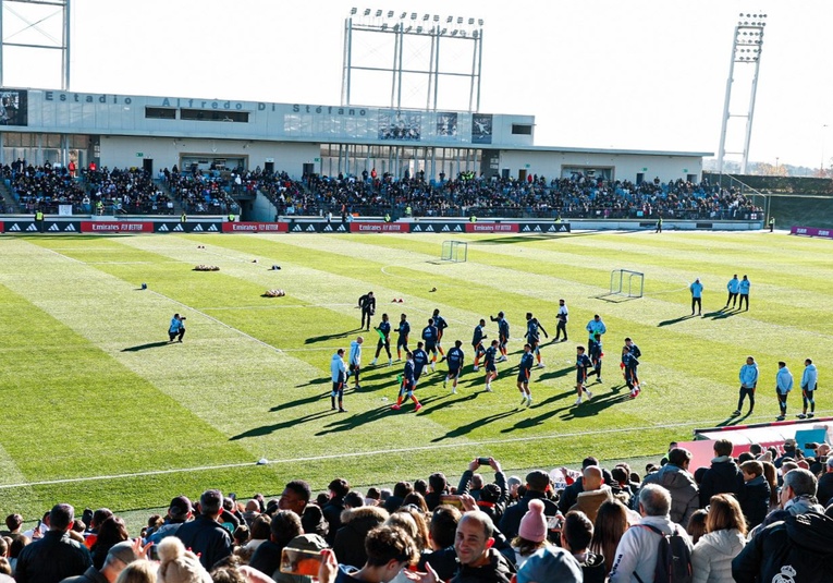 Lleno en Valdebebas para ver el último entrenamiento del año del Real Madrid