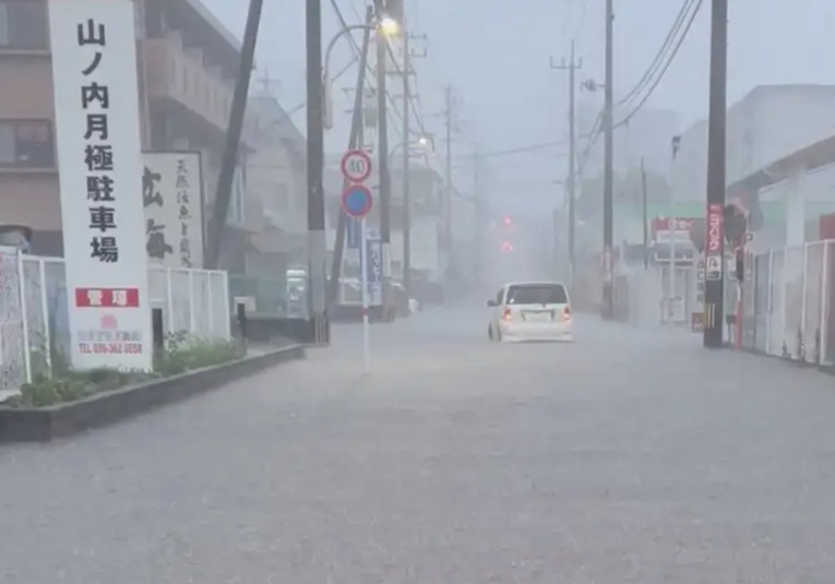 Lluvias dejan al menos cinco desaparecidos en Japón lluvias-dejan-al-menos-cinco-desaparecidos-en-japon-093004-093009.jpg