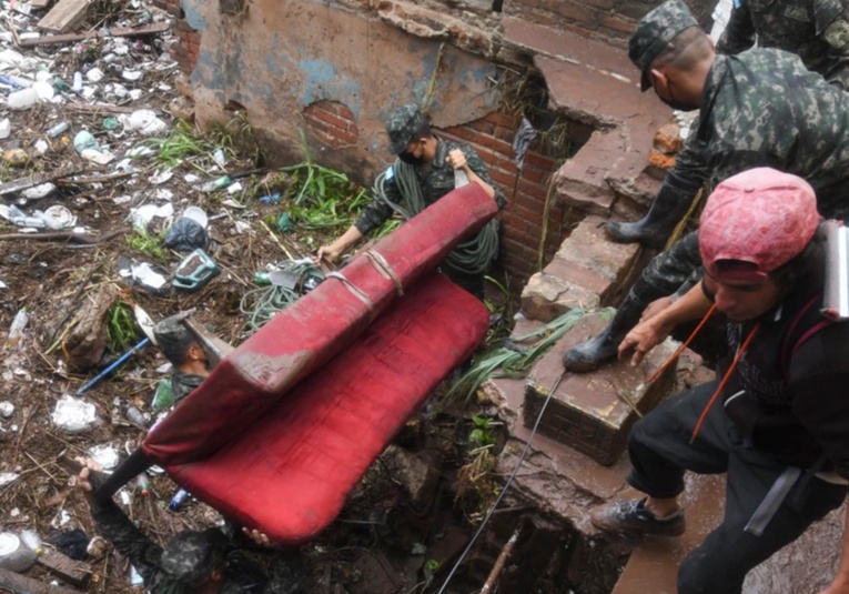 Lluvias en Honduras dejan siete muertos y miles de damnificados lluvias-en-honduras-dejan-siete-muertos-y-miles-de-damnificados-183220-183226.jpg