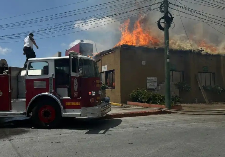 Logran sofocar incendio en restaurante en remodelación