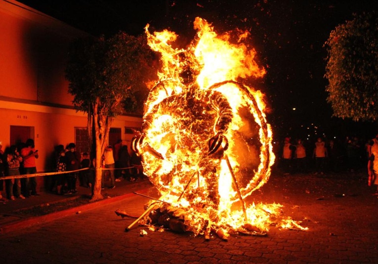 Los guatemaltecos se preparan para la tradicional â€œQuema Del Diabloâ€ los-guatemaltecos-se-preparan-para-la-tradicional-ldquo-quema-del-diablo-rdquo-163048-163053.jpg