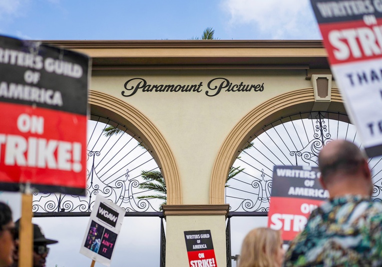 Los guionistas de Hollywood ratifican el acuerdo que pone fin a su huelga los-guionistas-de-hollywood-ratifican-el-acuerdo-que-pone-fin-a-su-huelga-091044-091059.jpg