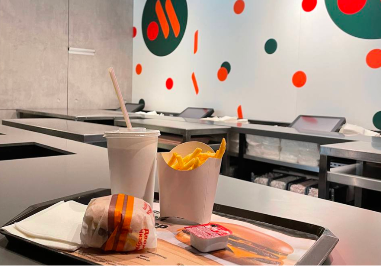 Los restaurantes McDonald's reabren en Rusia con una nueva imagen los-restaurantes-mcdonald-s-reabren-en-rusia-con-una-nueva-imagen-075432-075438.png