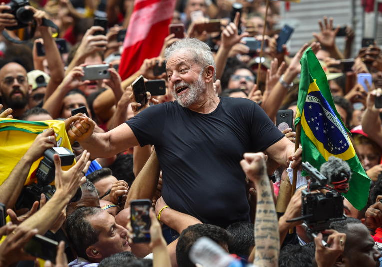 Lula hace historia al asumir su tercer mandato en Brasil lula-hace-historia-al-asumir-su-tercer-mandato-en-brasil-115313-115318.png