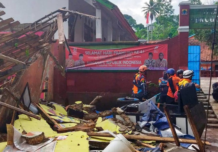 Más de 160 muertos y de 300 heridos en Indonesia tras un sismo de magnitud 5,6