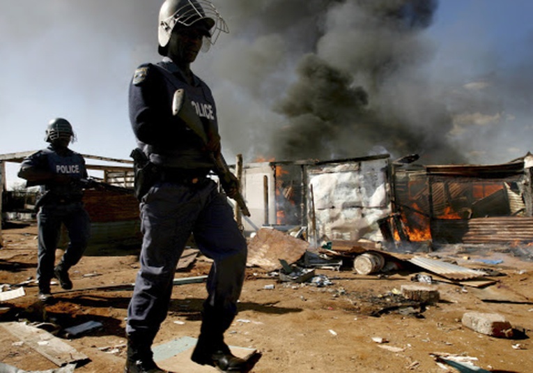 Más de 30 muertos en ola de violencia en Sudáfrica m-s-de-30-muertos-en-ola-de-violencia-en-sud-frica-092123-092301.jpg