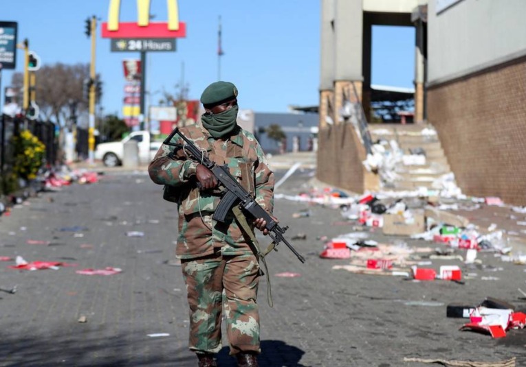 Más de 70 muertos en las protestas más masivas en años en Sudáfrica m-s-de-70-muertos-en-las-protestas-m-s-masivas-en-anos-en-sud-frica-090545-090551.jpg