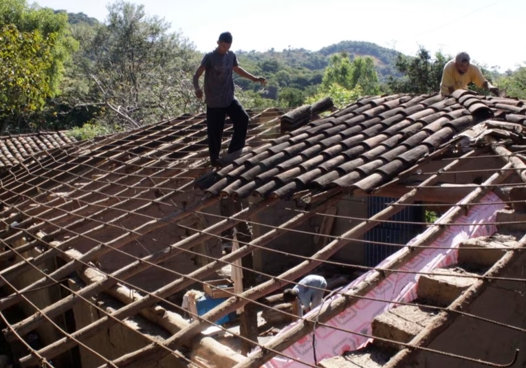 Más de un centenar de viviendas afectadas por actividad sí­smica en El Salvador m-s-de-un-centenar-de-viviendas-afectadas-por-actividad-sismica-en-el-salvador-143542-143623.jpg