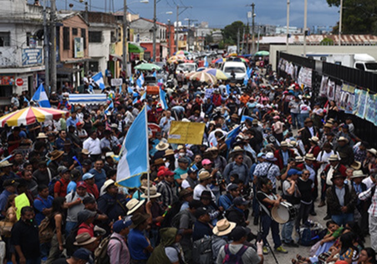 Manifestaciones colapsan la capital guatemalteca con 140 bloqueos en un solo día. manifestaciones-colapsan-la-capital-guatemalteca-con-140-bloqueos-en-un-solo-dia-165305-165325.jpg