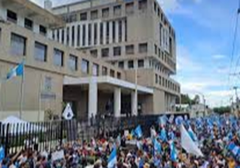 Manifestantes cumplen 25 días exigiendo renuncias en el Ministerio Público manifestantes-cumplen-25-dias-exigiendo-renuncias-en-el-ministerio-publico-174306-174429.jpg