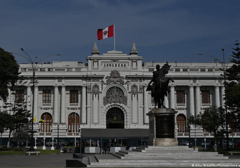 Manifestantes de la Toma de Lima rechazan conducta del Congreso y piden nueva Constitución de Perú manifestantes-de-la-toma-de-lima-rechazan-conducta-del-congreso-y-piden-nueva-constitucion-de-peru-125943-130036.png