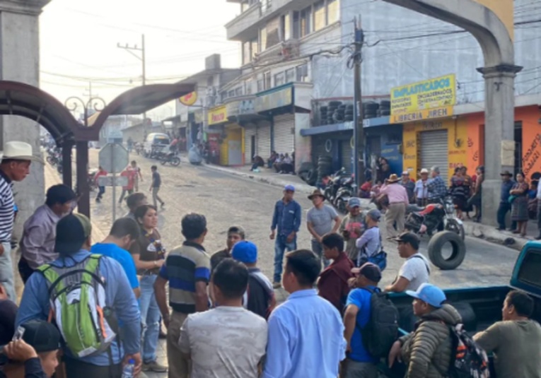 Manifestantes de San Andrés Itzapa demandan la liberación de dos bomberos capturados