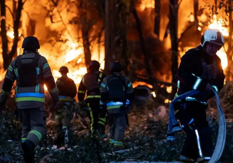 Masivo ataque ruso deja 1 muerto y 26 heridos en Kiev