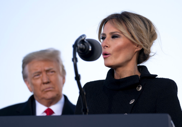 Melania Trump dice que la escasez de fórmulas para bebés en EE.UU. es desgarradora de ver. melania-trump-dice-que-la-escasez-de-formulas-para-bebes-en-ee-uu-es-desgarradora-de-ver-070538-070544.png