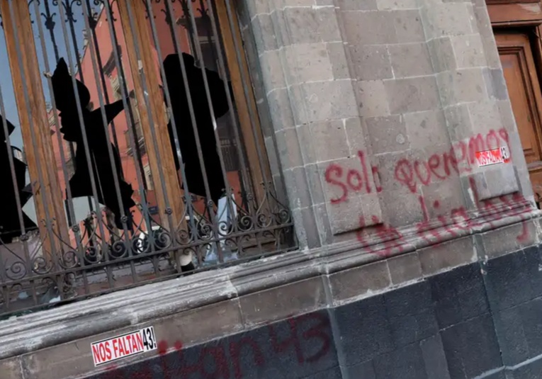 México: estudiantes derriban puerta de palacio presidencial mexico-estudiantes-derriban-puerta-de-palacio-presidencial-091417-091522.jpg