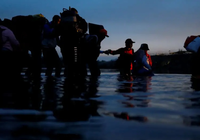 México: rescatan a seis migrantes en el río Bravo mexico-rescatan-a-seis-migrantes-en-el-rio-bravo-084554-084611.jpg