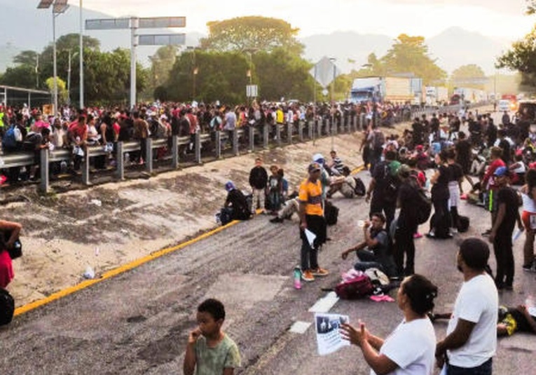 Migrantes bloquean carretera en Chiapas en demanda de permisos para ingresar a Estados Unidos migrantes-bloquean-carretera-en-chiapas-en-demanda-de-permisos-para-ingresar-a-estados-unidos-123419-123424.jpg