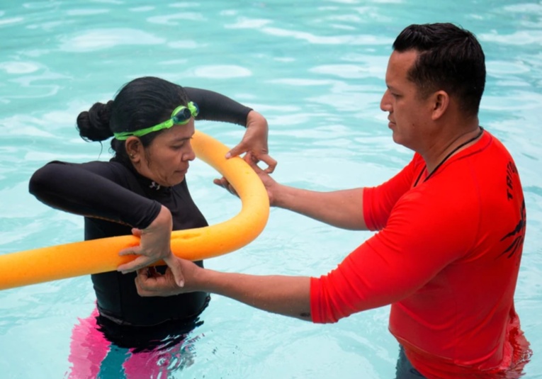 Migrantes toman clases de natación para cruzar el Rí­o Bravo migrantes-toman-clases-de-natacion-para-cruzar-el-rio-bravo-185956-190017.jpg