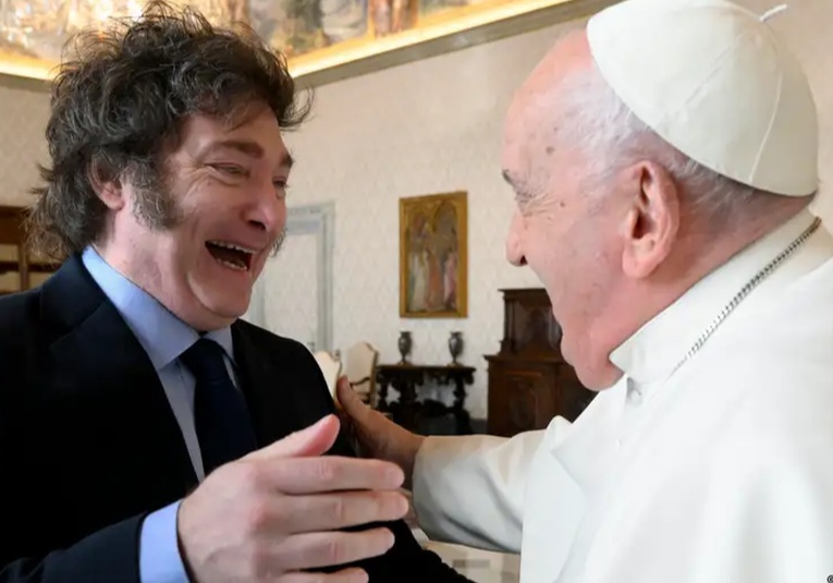 Milei se reúne con el papa Francisco y le regala alfajores