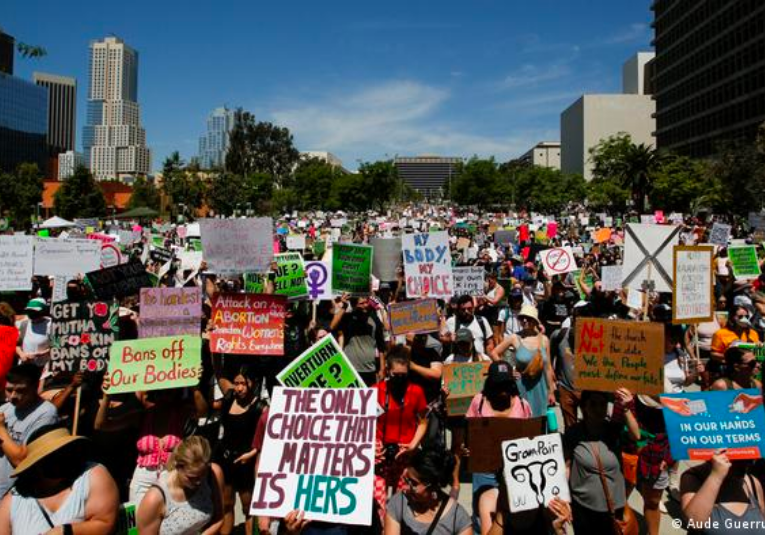 Miles manifiestan en Estados Unidos por el derecho al aborto miles-manifiestan-en-estados-unidos-por-el-derecho-al-aborto-064156-064202.png