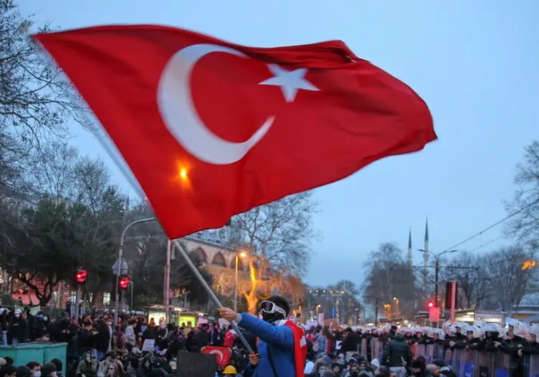 Miles protestan en Turquía contra detención de Imamoglu miles-protestan-en-turquia-contra-detencion-de-imamoglu-182358-182402.jpg