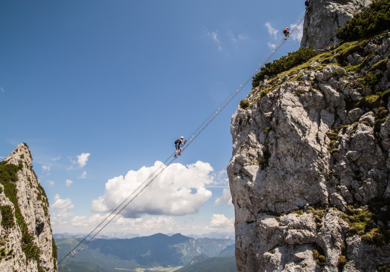 Muere turista al caer más de 90 metros desde una popular escalera colgante en montaña de Austria muere-turista-al-caer-m-s-de-90-metros-desde-una-popular-escalera-colgante-en-montana-de-austria-102415-102454.png