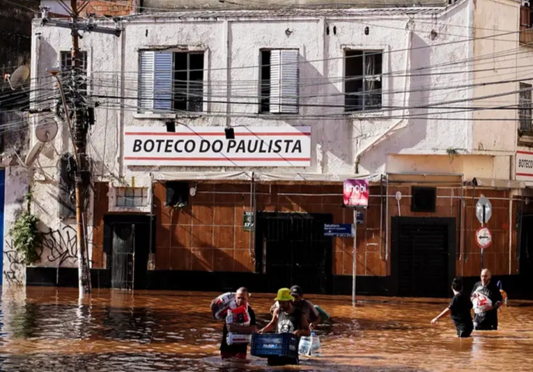 Muertos por inundaciones en Brasil superan el centenar