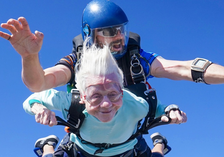Mujer de 104 años muere tras batir el récord a la paracaidista de mayor edad mujer-de-104-anos-muere-tras-batir-el-record-a-la-paracaidista-de-mayor-edad-095221-095227.jpg
