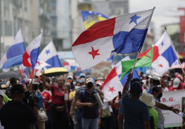 Multitudinaria marcha de protesta en Panamá contra licencia para explotar una mina de cobre multitudinaria-marcha-de-protesta-en-panam-contra-licencia-para-explotar-una-mina-de-cobre-094953-095418.jpg