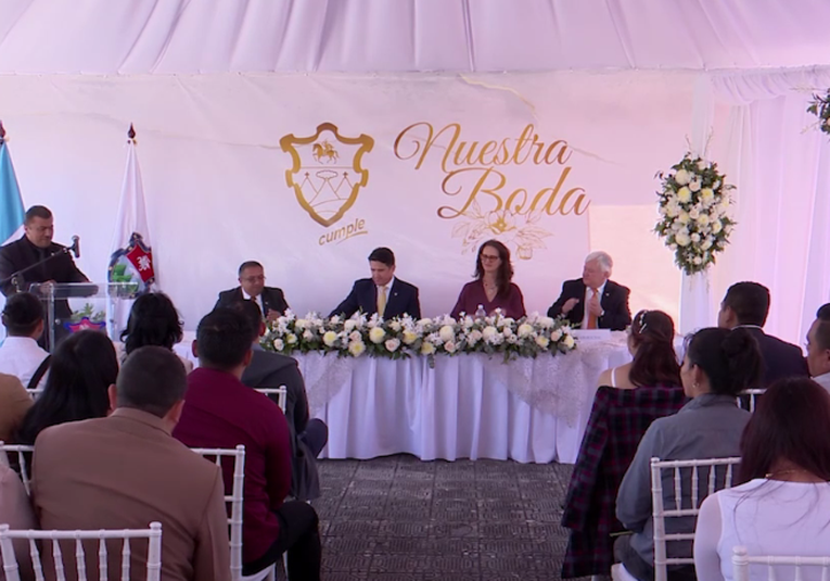 Municipalidad capitalina celebra boda colectiva, 51 parejas contraen matrimonio municipalidad-capitalina-celebra-boda-colectiva-51-parejas-contraen-matrimonio-191416-191657.png