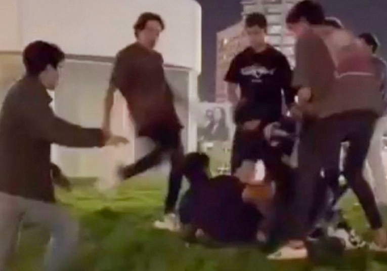 Ocho hombres le propinan una brutal paliza a un joven en México ocho-hombres-le-propinan-una-brutal-paliza-a-un-joven-en-mexico-114315-114407.jpg