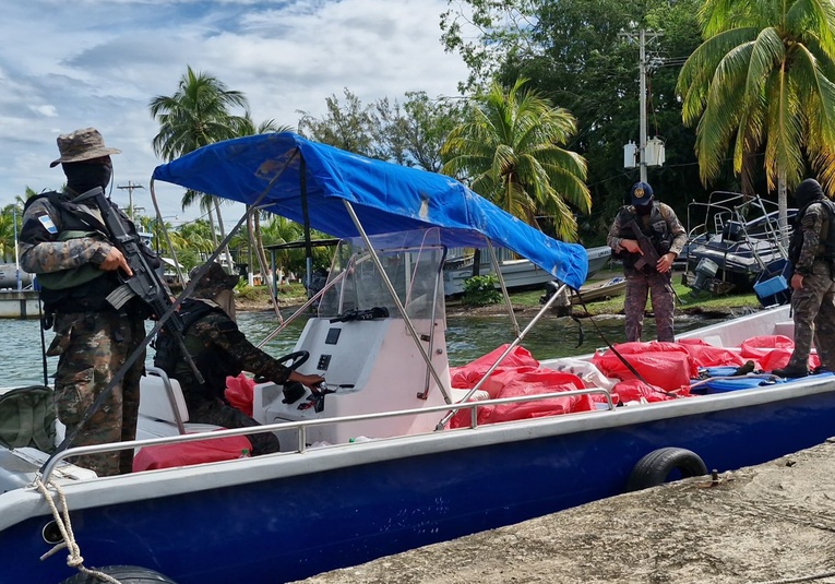 Operativo naval asegura cargamento de droga abandonado en costas del Caribe operativo-naval-asegura-cargamento-de-droga-abandonado-en-costas-del-caribe-152035-152110.jpg