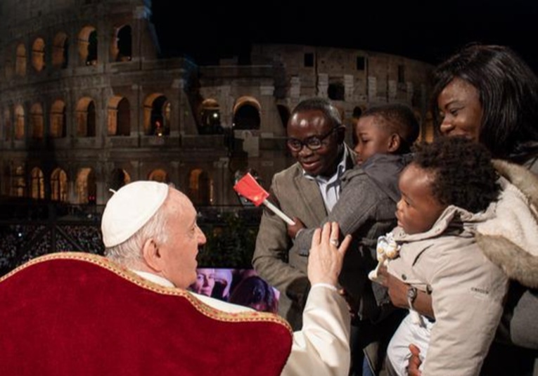 Papa Francisco no puede oficiar la Vigilia Pascual por dolor en la rodilla papa-francisco-no-puede-oficiar-la-vigilia-pascual-por-dolor-en-la-rodilla-150710-150731.jpg
