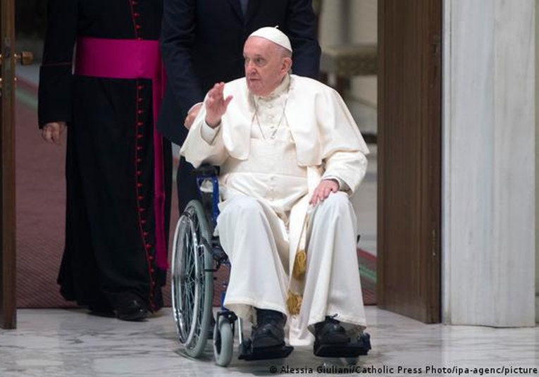 Papa Francisco se presenta en silla de ruedas por primera vez debido a dolor de rodilla