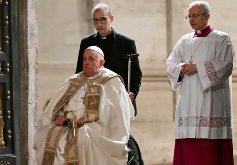 Papa Francisco tiene neumonía y presenta cuadro 'complejo'