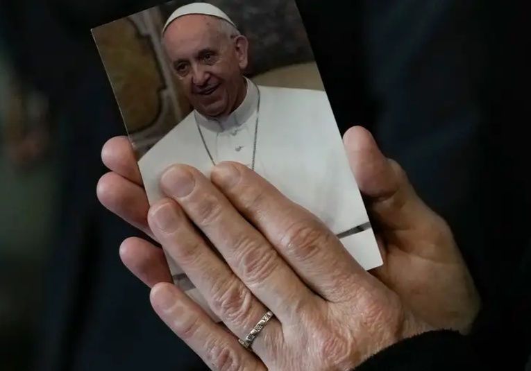 Papa pide 