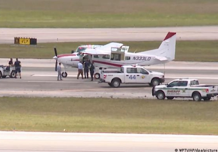 Pasajero sin idea de cómo volar aterriza avioneta en Florida después de que piloto quedara incapacitado