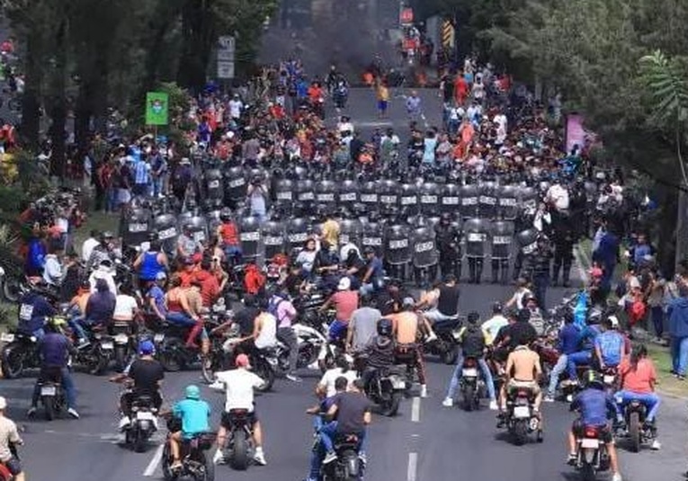 Persisten las manifestaciones y bloqueos tras falta de consenso con el Gobierno persisten-las-manifestaciones-y-bloqueos-tras-falta-de-consenso-con-el-gobierno-135636-135654.jpg