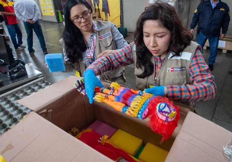Perú incauta restos óseos de origen prehispánico en una caja de cartón que iba a México peru-incauta-restos-oseos-de-origen-prehisp-nico-en-una-caja-de-carton-que-iba-a-mexico-093510-093521.jpg