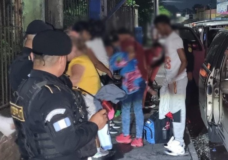 PNC detiene a hombre que transportaba a 19 migrantes cubanos en ruta CA-2 occidente