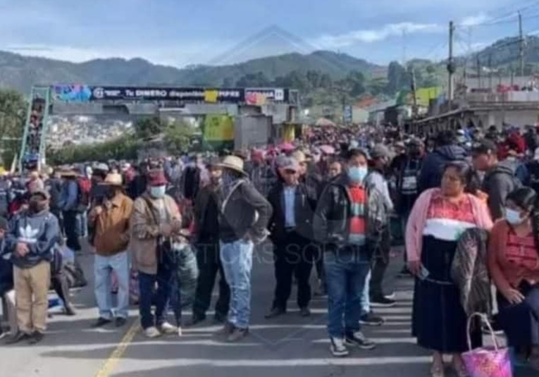 Pobladores de Nahualá bloquean cuatro carriles de ruta Interamericana como medida de protesta pobladores-de-nahual-bloquean-cuatro-carriles-de-ruta-interamericana-como-medida-de-protesta-094214-094246.jpg