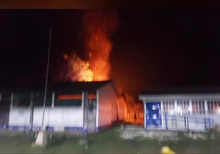 Pobladores toman por la fuerza escuela de Centro de Votación y la incendian. pobladores-toman-por-la-fuerza-escuela-de-centro-de-votacion-y-la-incendian-210623-210641.jpg