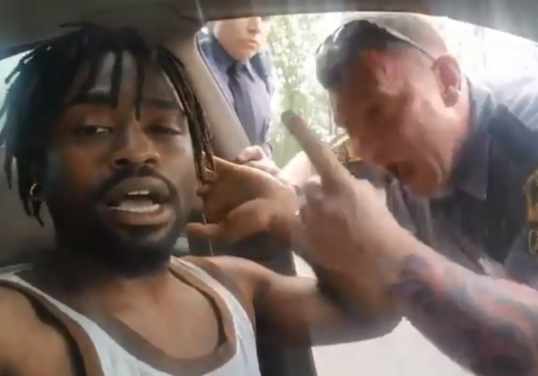 Policí­a es despedido tras amenazar a hombre afroamericano  policia-es-despedido-tras-amenazar-a-hombre-afroamericano-093310-093422.jpg