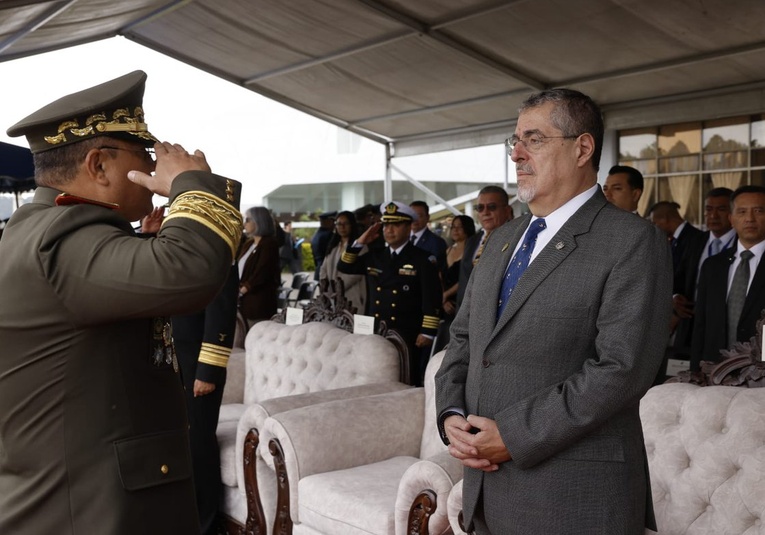 Presidente Arévalo encabeza graduación y ascensos militares en Día del Ejército