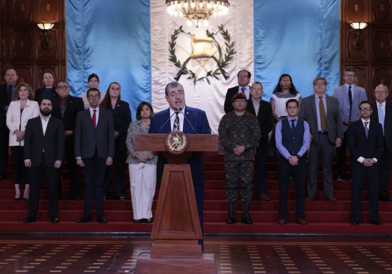 Presidente Arévalo presenta amparo contra Consuelo Porras por presunto racismo en capturas presidente-arevalo-presenta-amparo-contra-consuelo-porras-por-presunto-racismo-en-capturas-124452-124530.jpg